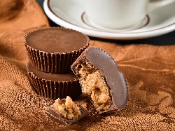 Шоколадови къпкейкове с фъстъчено масло, кокосови стърготини и черен шоколад без печене - снимка на рецептата
